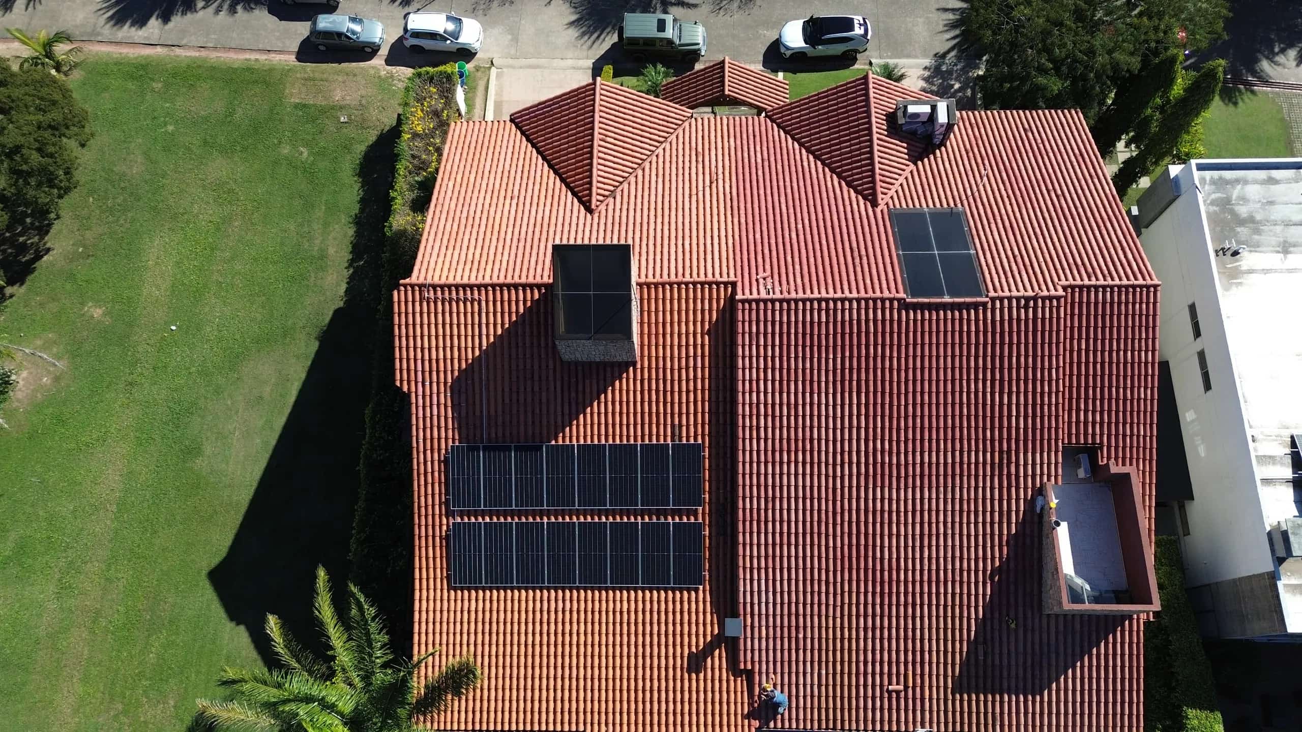 Techo residencial con paneles solares instalados